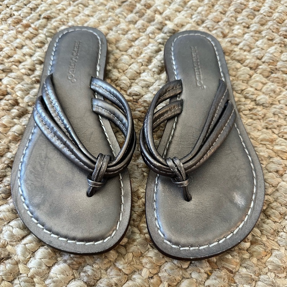 Bernardo Miami Gray pewter Leather Sandals size 6